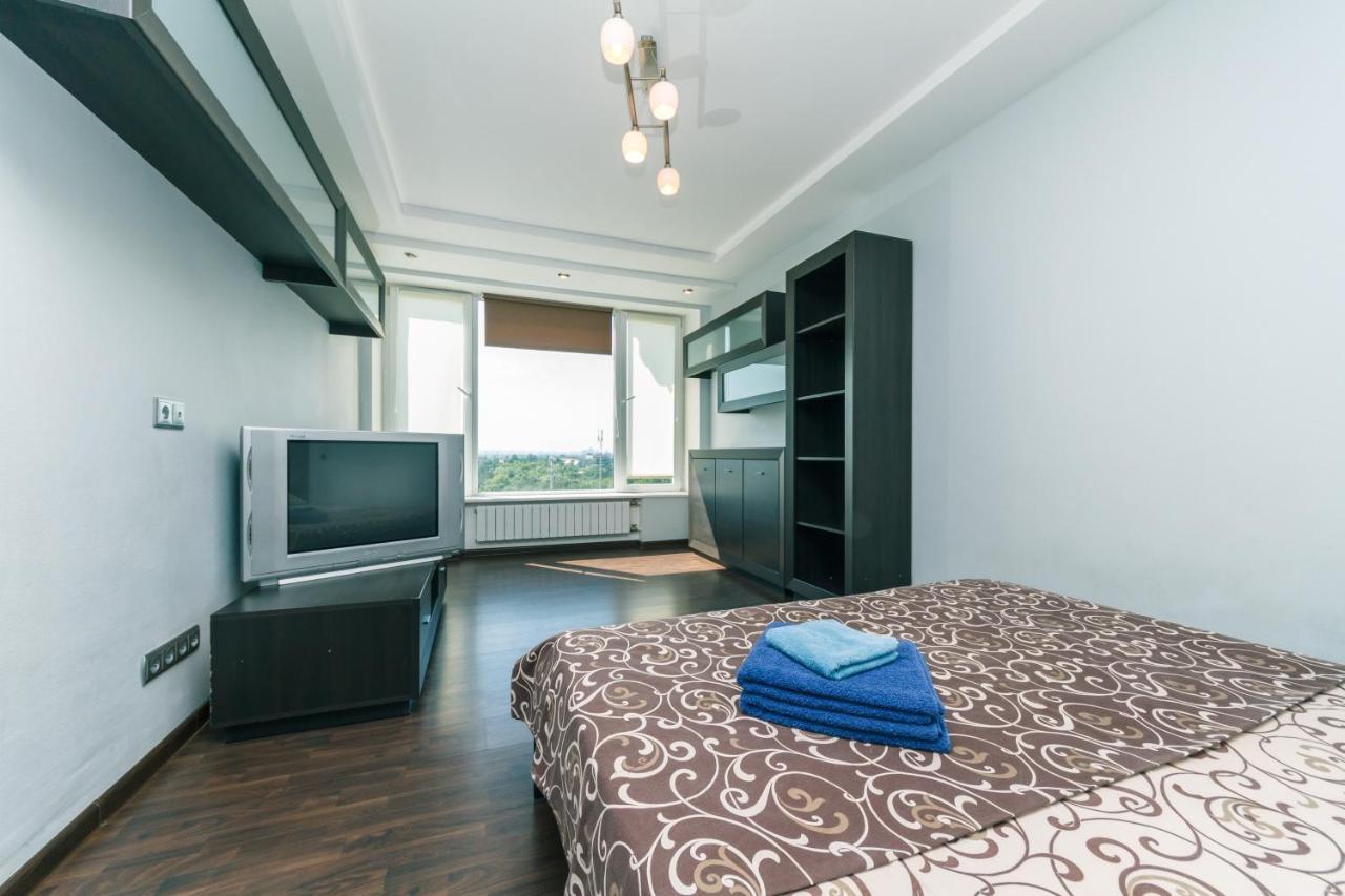 Apartments On Henerala Zhmachenka Kiev Luaran gambar